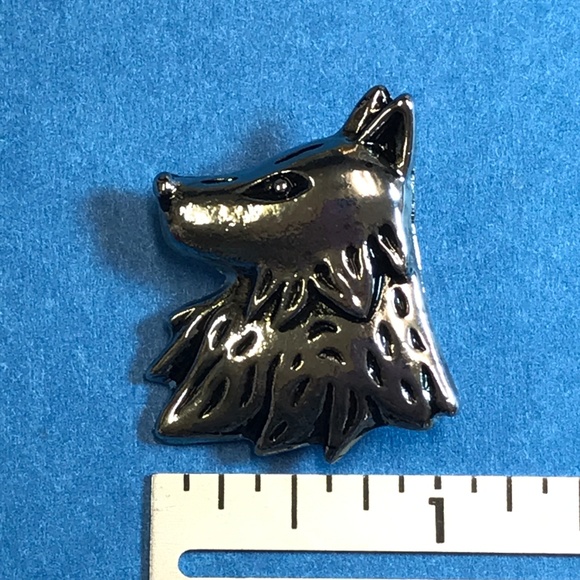 Antiqued Silver Wolf Pin, Brooch/Pendant - Picture 2 of 4